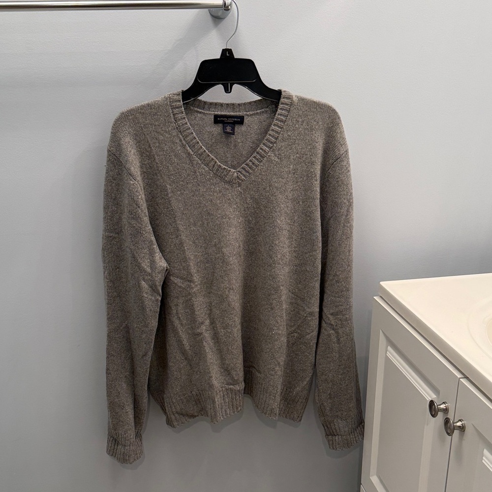 Banana Republic Men's Gray V-Neck Sweater